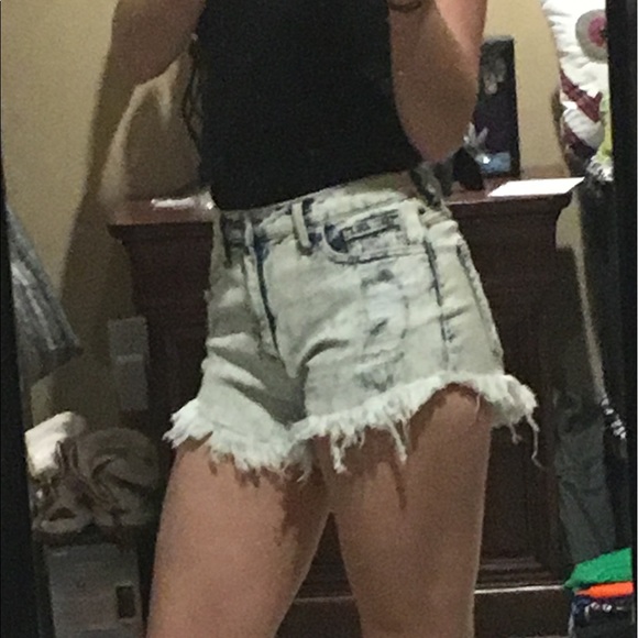 High-Waisted Light Denim Shorts - Picture 3 of 5